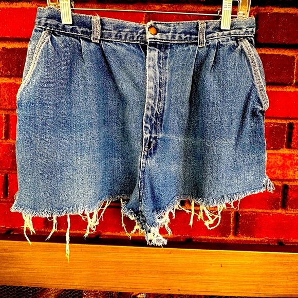 🛍️ Lord Isaacs sport distressed shorts .size. Measurements. - Picture 9 of 10